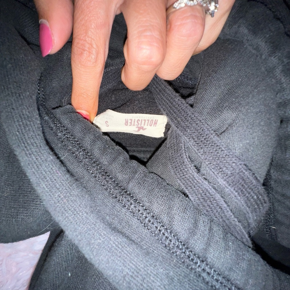 šHollisterā Black Hoodie Sweatshirt - Picture 2 of 2